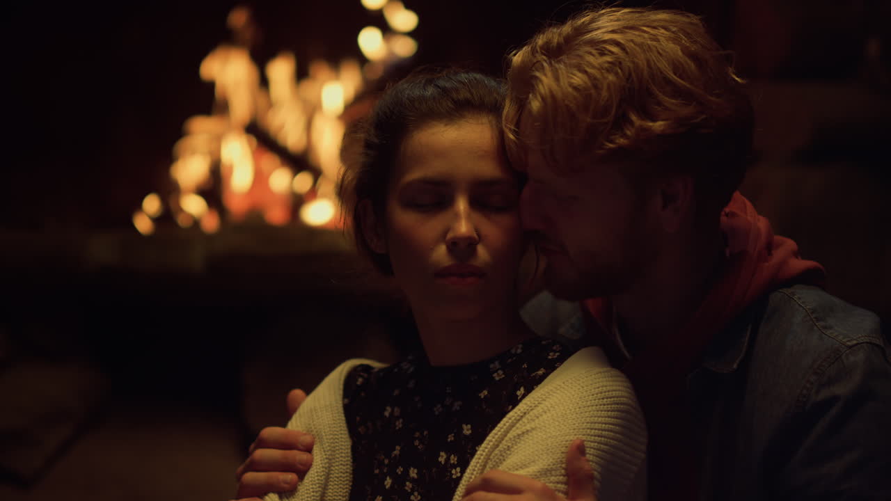 una pareja relajante abraza el tacto junto a la chimenea. sensual novio novia en cita