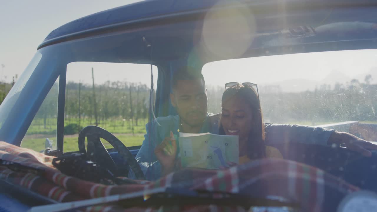 젊은 부부 가 픽업 트럭 에서 도로 여행 을 하고 있다