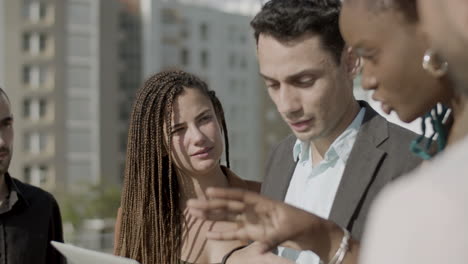 close-up de parceiros de negócios trabalhando juntos ao ar livre