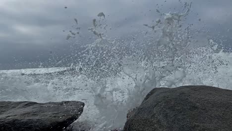 aguas bravas salpican rocas en cámara lenta en el sur de california
