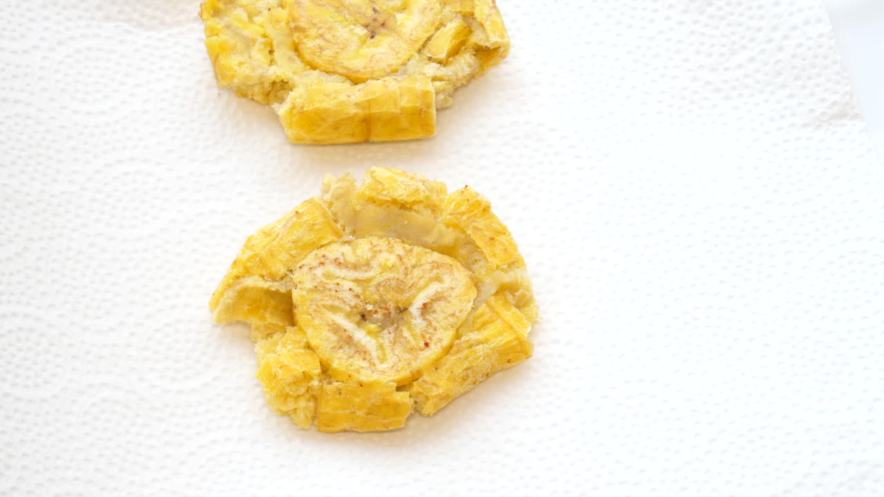 타치노 4를 위해 튀길 준비가 된 팬에서 튀긴 바나나 튀김