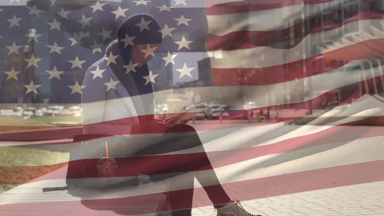 animación de la bandera estadounidense ondeando sobre una mujer con hijab usando una tableta digital en el fondo