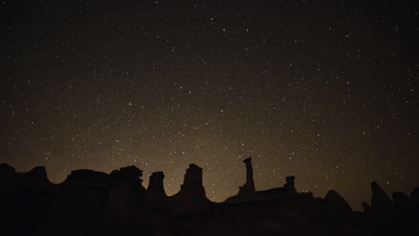 4K-Zeitraffer-Von-Sternen-Und-Wolken-über-Hoodoo-Felsformationen-In-Bisti-Badlands