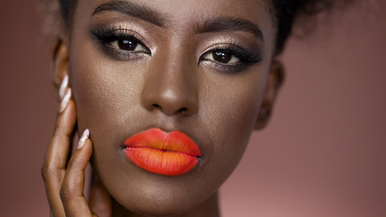 Nærbillede af en kvinde med farverig makeup