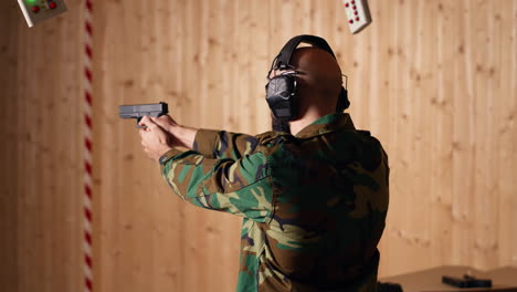 hombre militar en el campo de tiro comprobando si disparó a bullseye