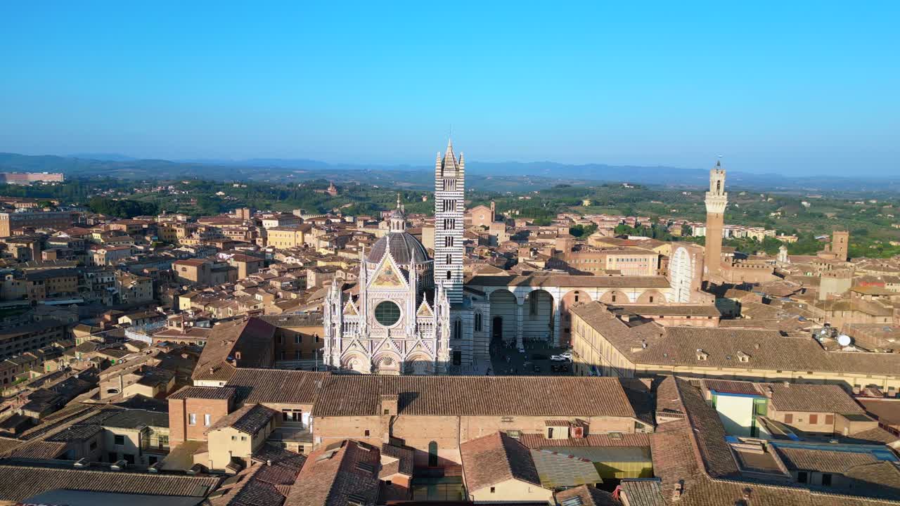 catedral gran vista aérea de arriba vuelo ciudad medieval siena toscana italia