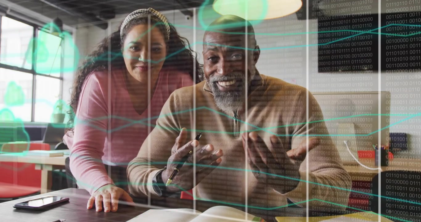 Colleghi che toccano lo smartphone e sorridono, avviando icone di cloud tecnologico e linee di rete che si moltiplicano.