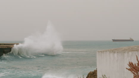 Grandes-Olas-Con-Espuma-Blanca