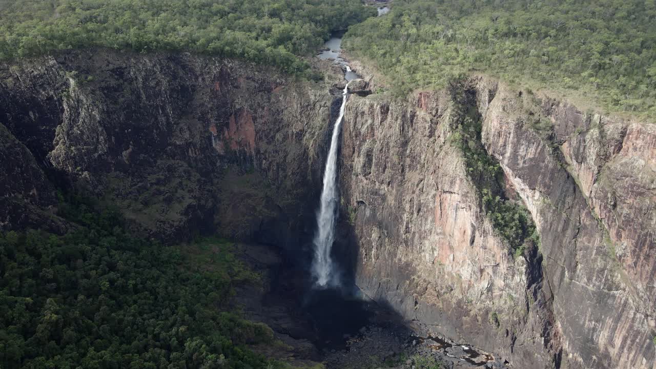 wallaman falls en el parque nacional de girringun - la cascada de una sola gota más alta de australia