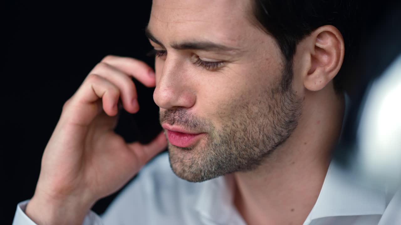 스마트폰으로 얘기하는 사업가.  ⁇ 드폰을 사용하는 미소 짓는 직원