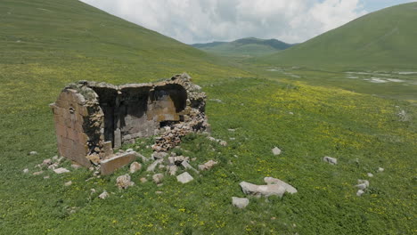 ruinas de la iglesia tabatskuri en medio de pastizales en la reserva administrada ktsia-tabatskuri, georgia