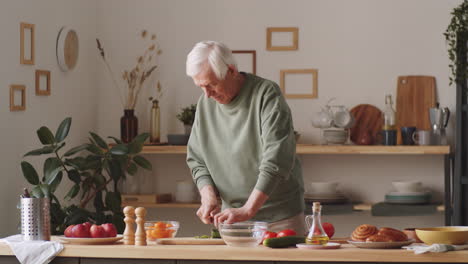 Älterer-Mann,-Der-Zu-Hause-Essen-Zubereitet