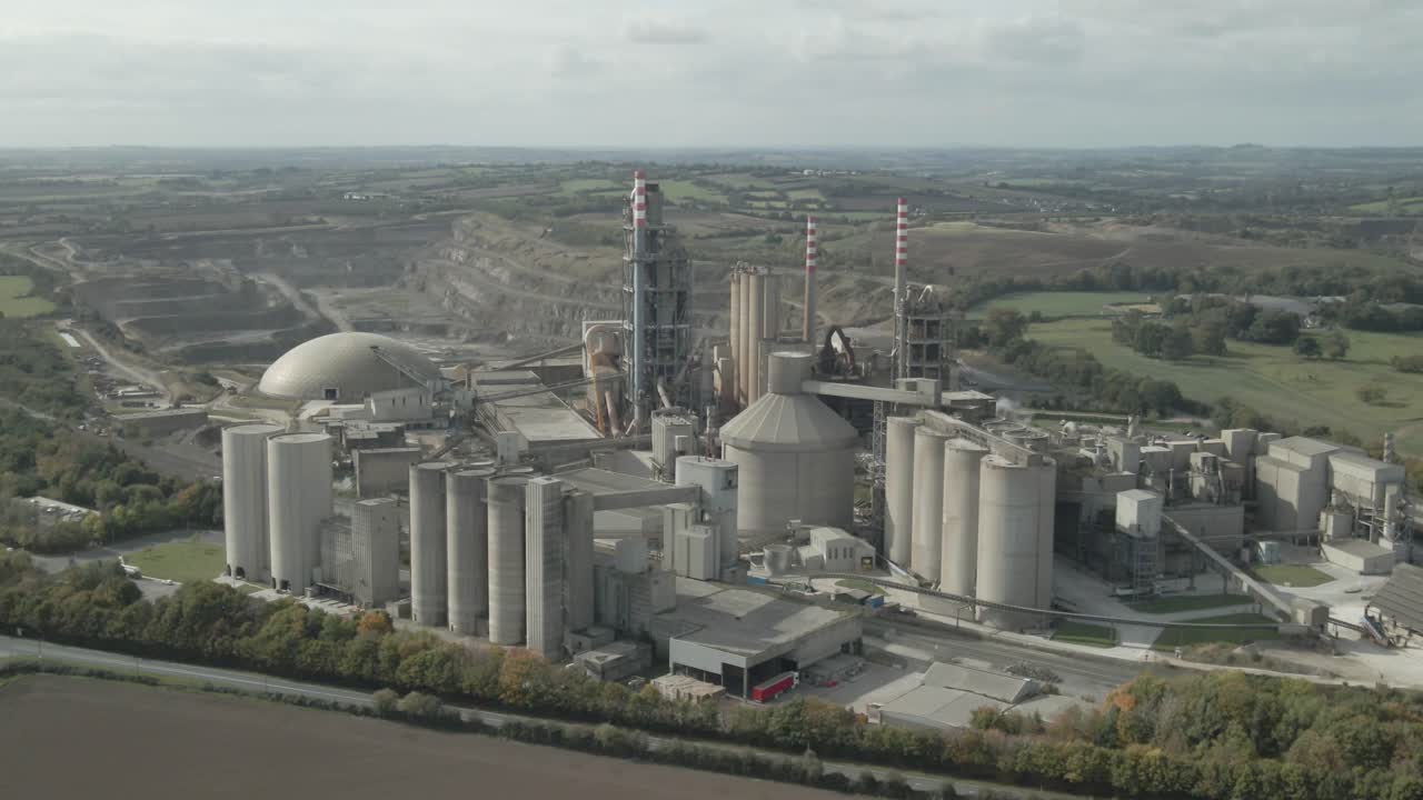 Luftaufnahme eines irischen Zementwerks in Platin bei Drogheda, County Louth, Irland