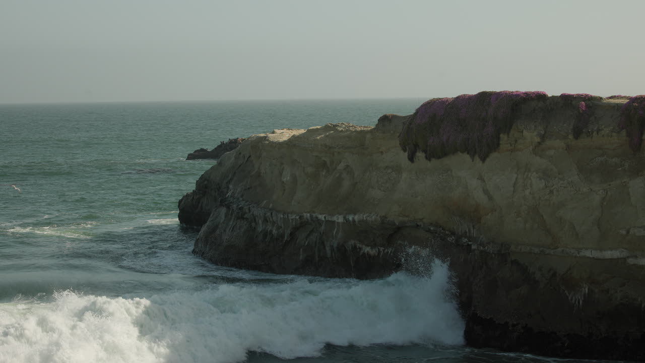 las olas chocando contra un acantilado en steamer lane en santa cruz, california