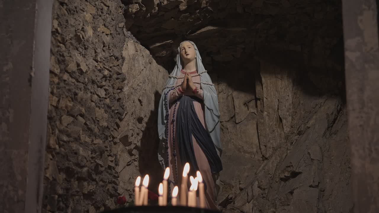 velas brillando y oscilando en la iglesia