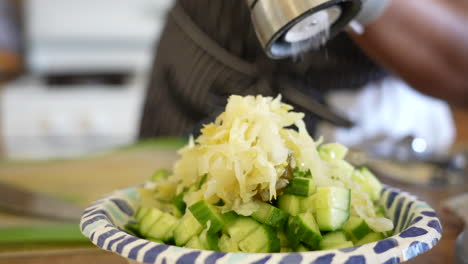 Salz-Und-Pfeffer-über-Sauerkraut,-Avocado-Und-Gurke-Mahlen,-Um-Sie-Einem-Gehackten-Salat-Hinzuzufügen---Antipasti-Salatserie