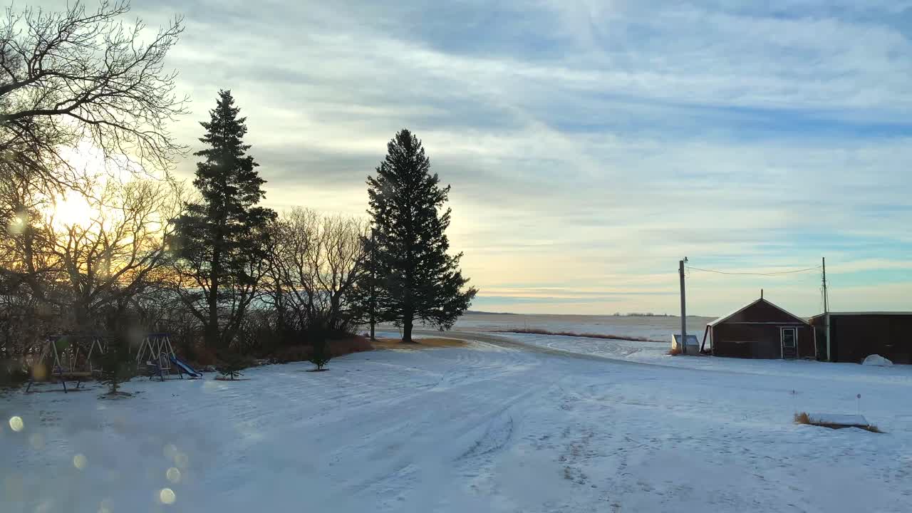 농장에서 겨울 일출의 저속 촬영