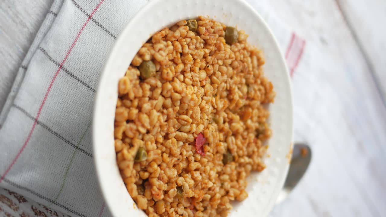 bulgur con guisantes y pimienta roja