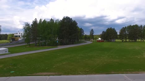 vista aérea de un campo de golf moderno y un club de campo