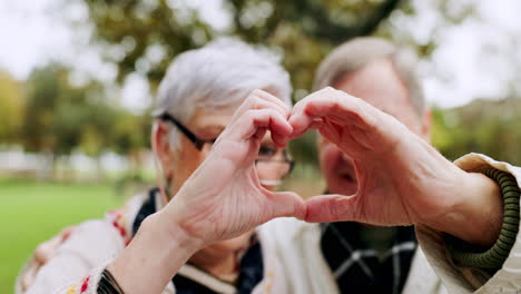 parque, amor y pareja de alto nivel signo de corazón con las manos