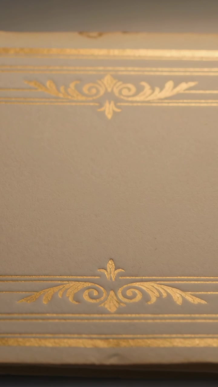 Video verticale: Mostrando un pannello decorativo che cattura la luce a casa mentre il telefono si muove, con finiture dorate che brillano.