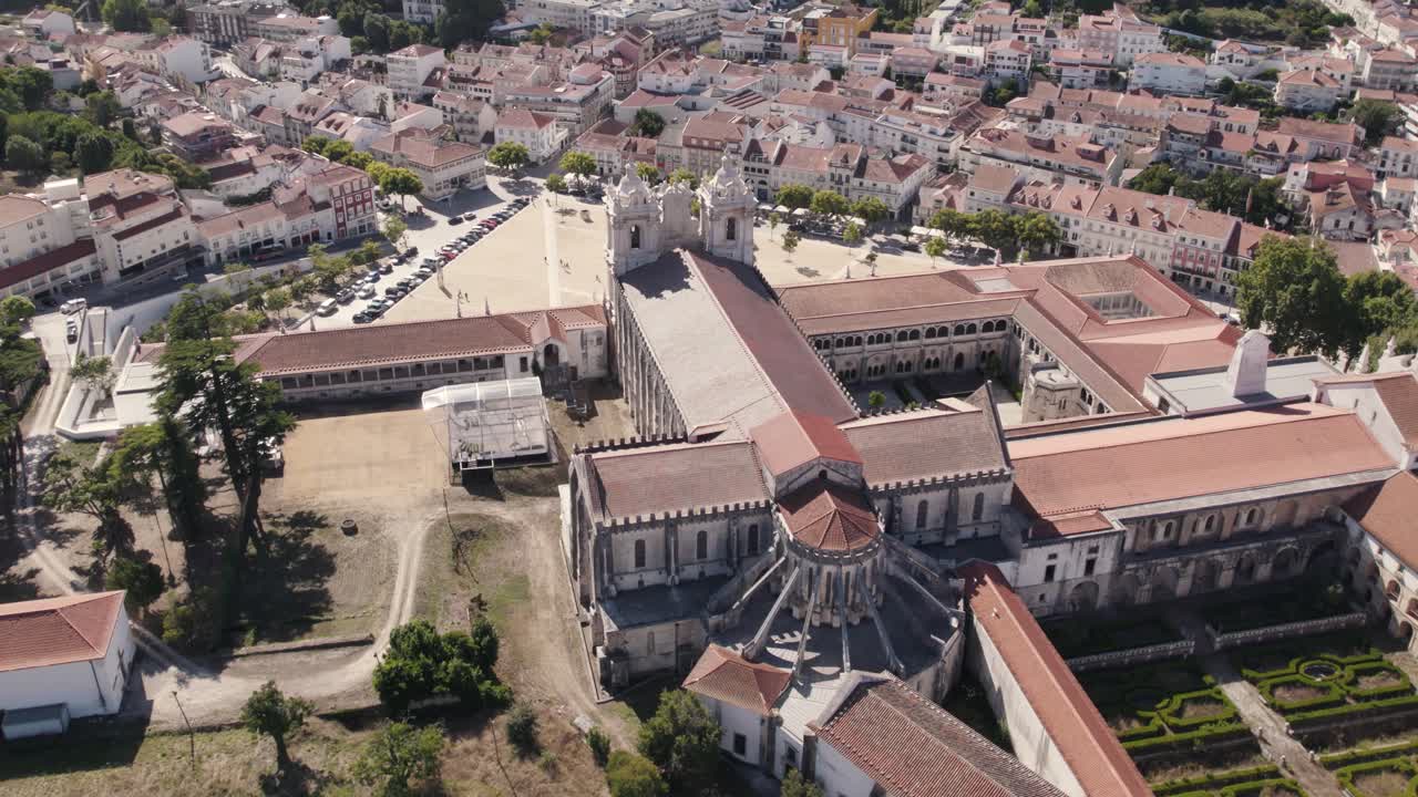 panorámica aérea que captura el hito histórico de la arquitectura cisterciense de mosteiro de alcobaça