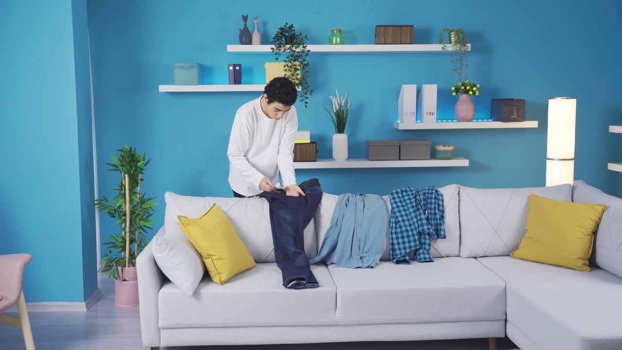 The spoiled and naughty little brother steals money from his brother's pocket at home.