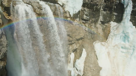 Cascada-Cubierta-De-Hielo,-Luz-Solar-Refractada-En-Gotas-De-Agua,-Panorámica