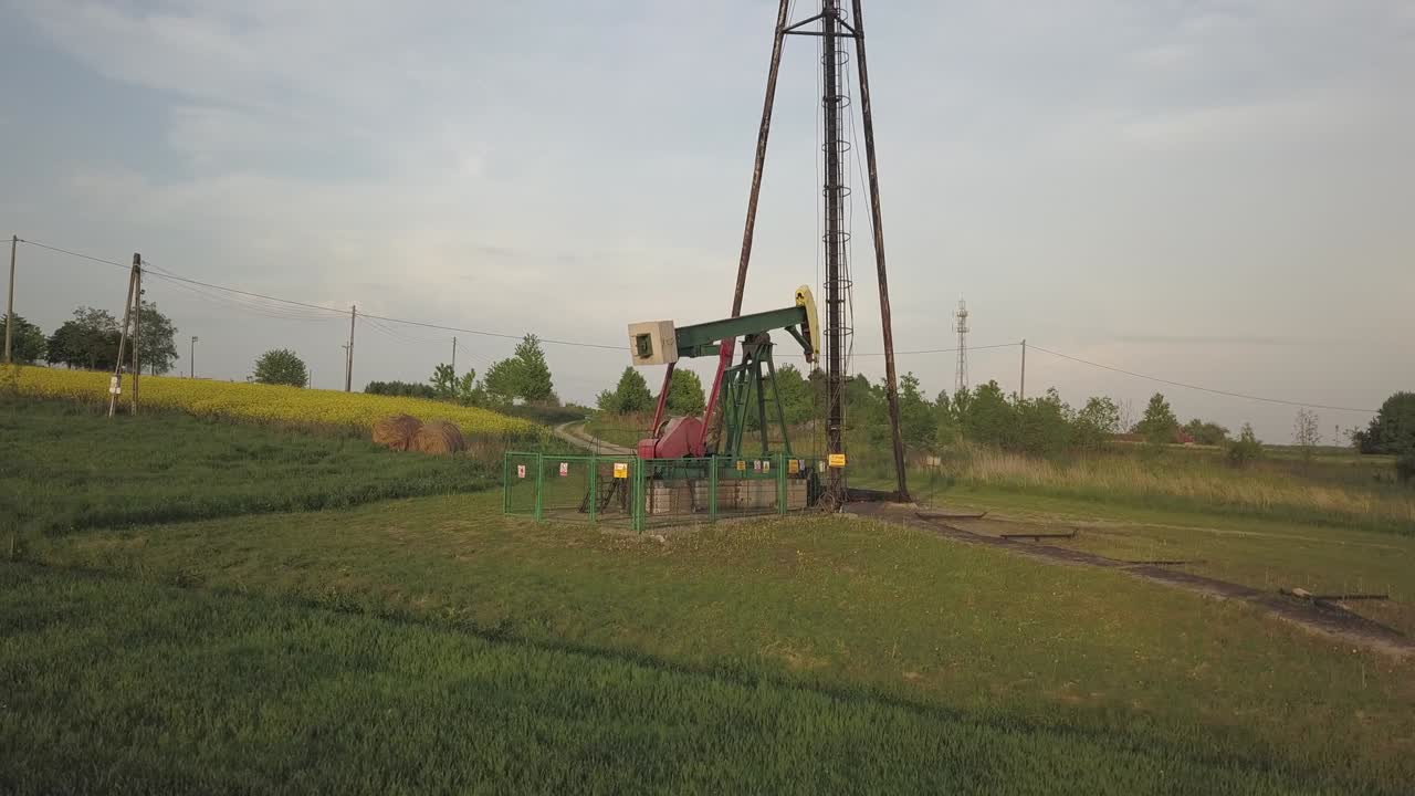 Working oil pump station in the raps field. Tansport and distribution of oil. Technology of transportation system. Training manual for oil refining. Extraction of natural resources. Alternative fuel.