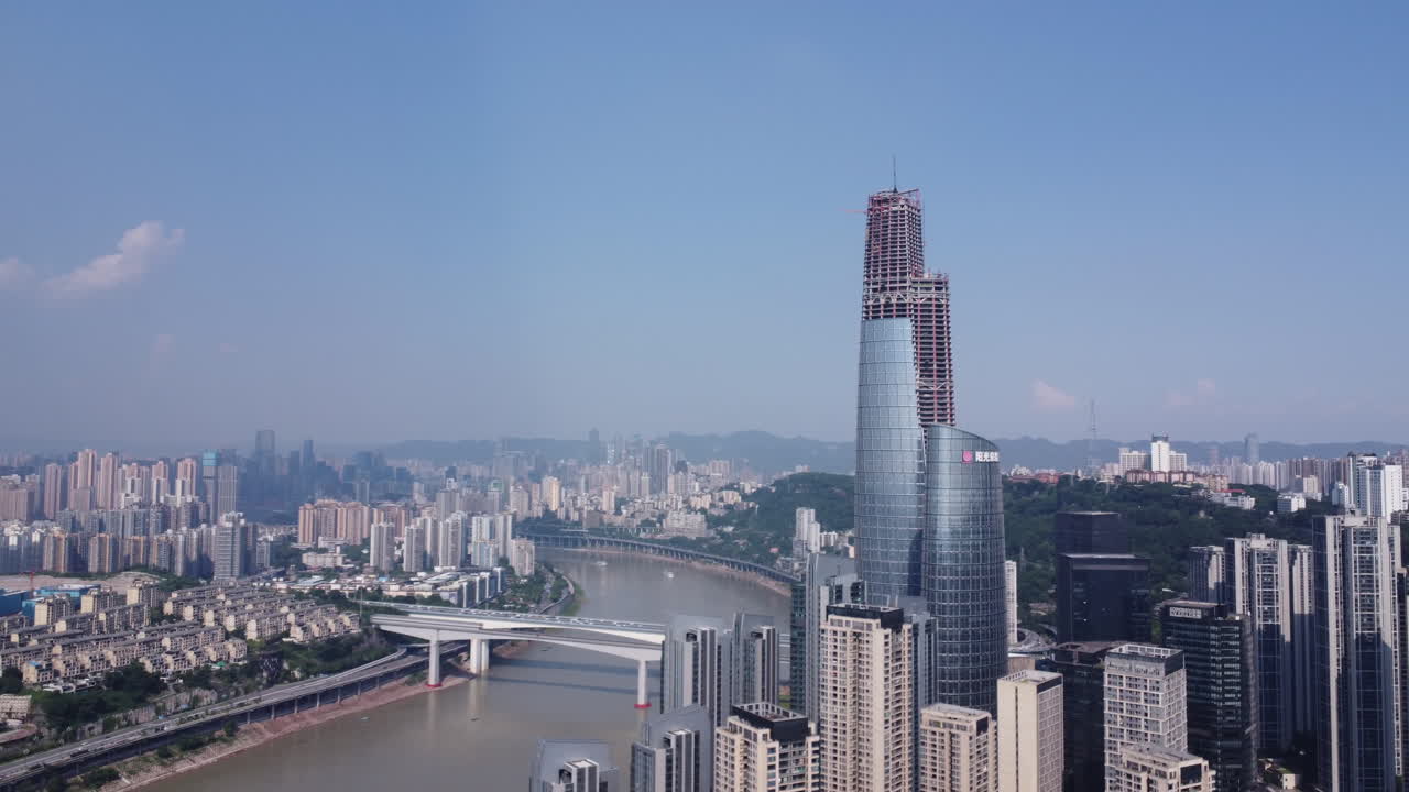 los densos edificios de gran altura de la ciudad