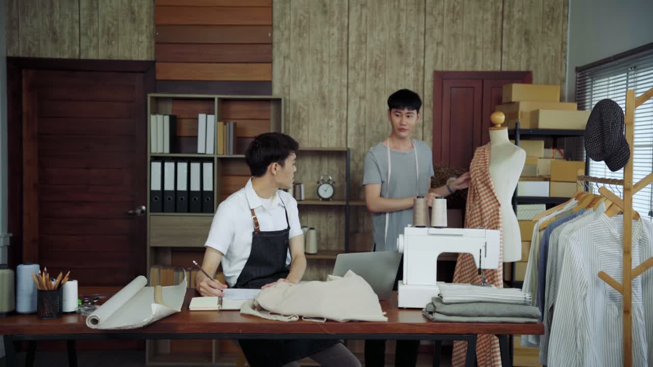 젊은 똑똑한 아시아 lgbti 남성들이 함께 일합니다. 파트너십, 소규모 사업 시작 디자이너, 의류 사업 상점 소유자, 프리랜서 집이나 사무실 스튜디오에서 일, 비즈니스 우정 파트너.