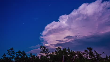 un increíble lapso de tiempo de iluminación en una nube de cúmulos desde el crepúsculo hasta la noche durante una tormenta eléctrica