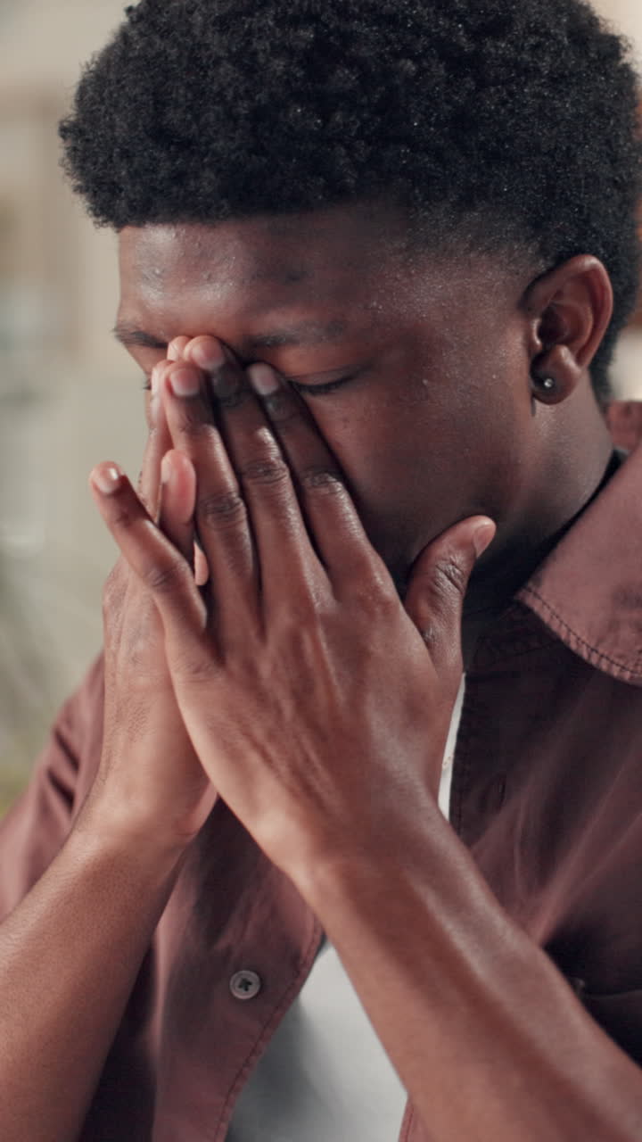 Jovem negro esfregando os olhos cansados
