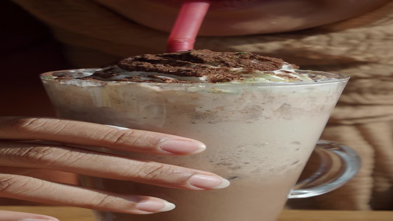 una mujer disfrutando de un delicioso batido de chocolate