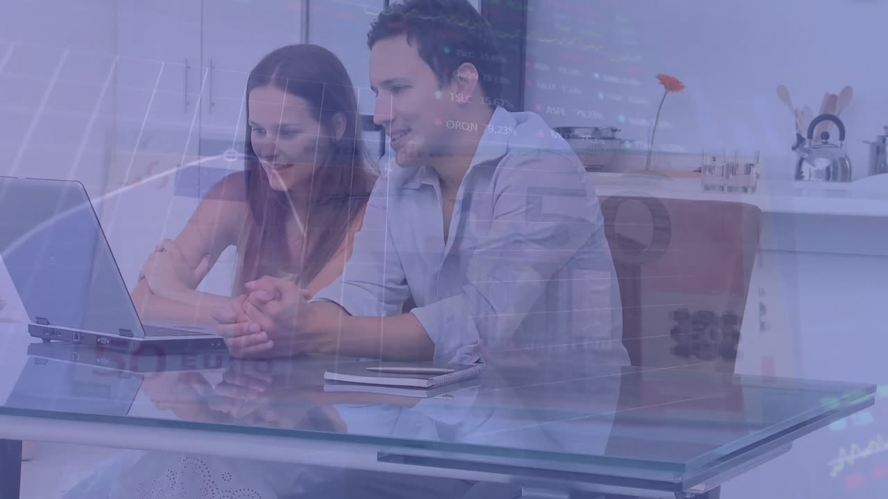 animación del procesamiento de datos financieros sobre una pareja caucásica usando una computadora portátil