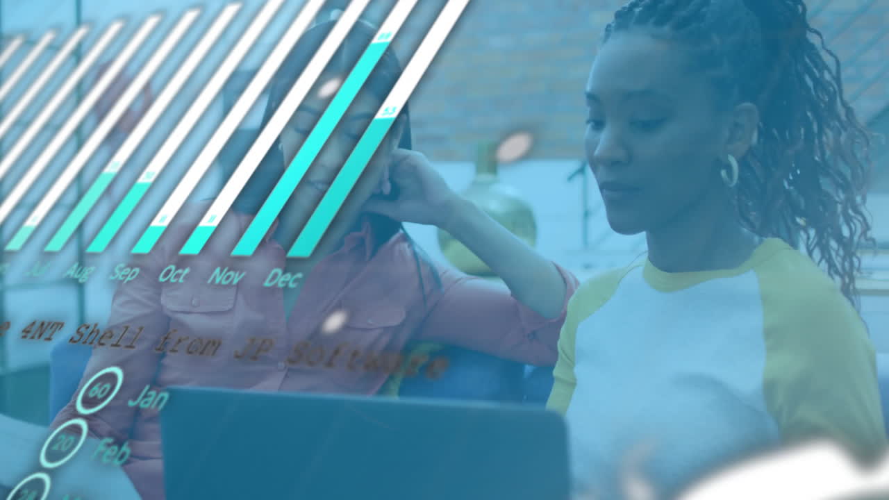 animación del procesamiento de datos financieros sobre diversas personas de negocios en la oficina