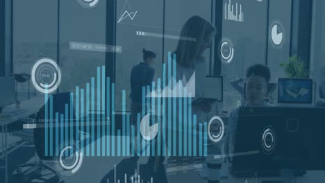 animación del procesamiento de datos estadísticos contra dos mujeres diversas discutiendo en la oficina