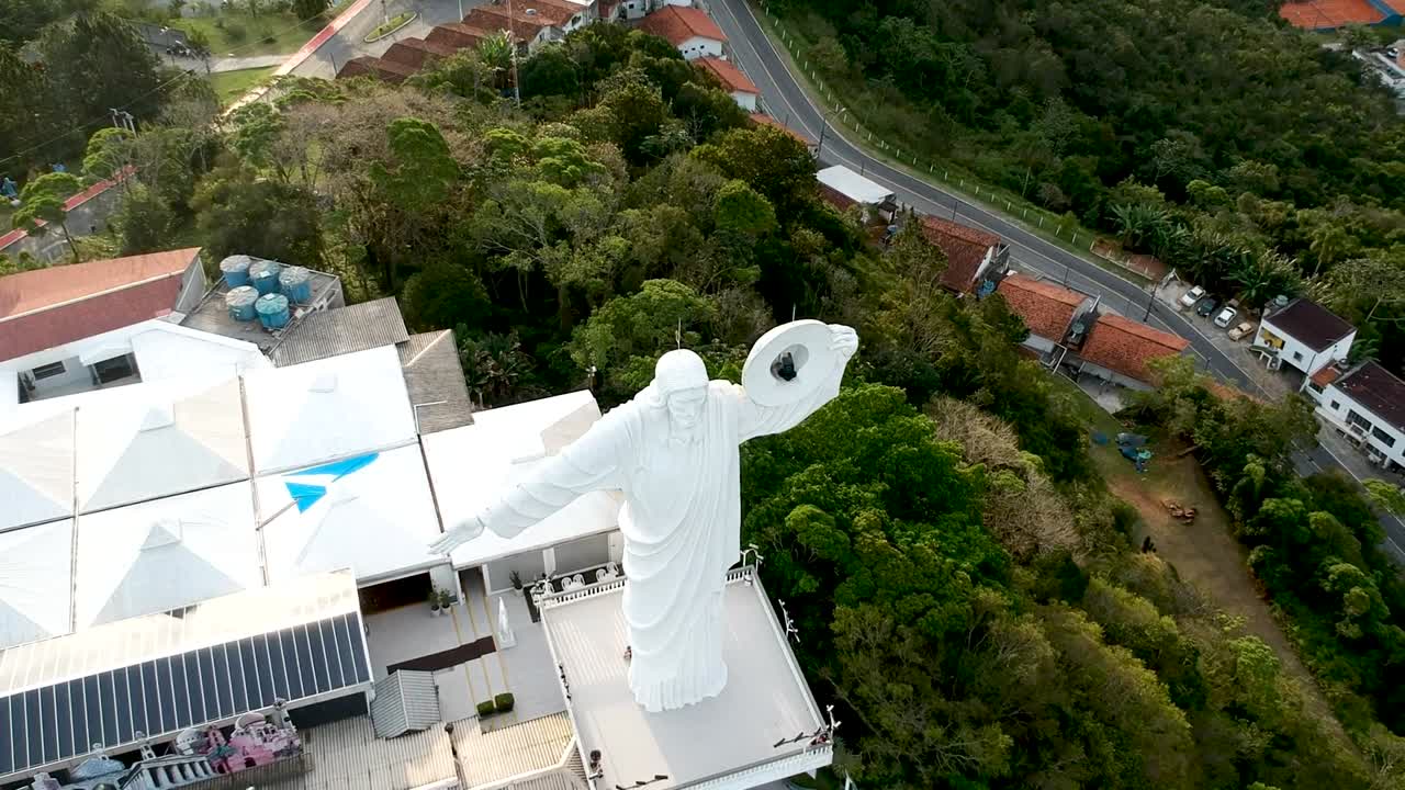 위 에서 나오는 구원자 그리스도 의 동상