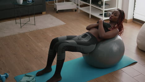 Athletic-black-woman-doing-morning-fitness-workout-in-living-room