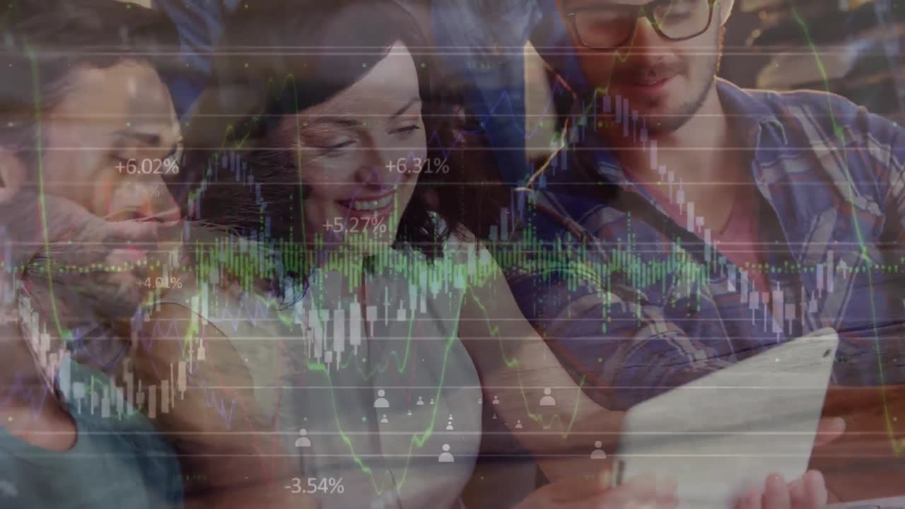 animación del procesamiento de datos financieros sobre diversas personas de negocios en la oficina