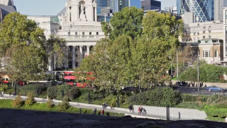 Geschäftiger-Verkehr-Auf-Einer-Stadtstraße-Und-Passanten-Auf-Einem-Bürgersteig-In-Der-Innenstadt-Von-London-Street,-Moderne-Und-Alte-Gebäude-In-Einem