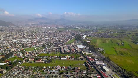 vista superior de drones del centro de la encantadora ciudad de chalco mexico, y vista del centro y las carreteras hacia la ciudad de mexico