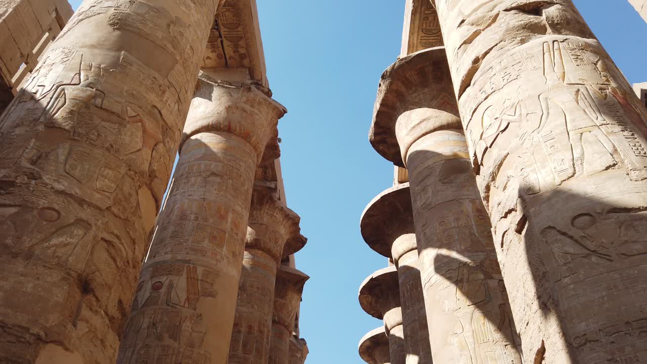jeroglíficos, tallas, inscripciones y símbolos representados en columnas de papiro pilares antiguos de la gran sala hipóstila en el complejo del templo de karnak luxor