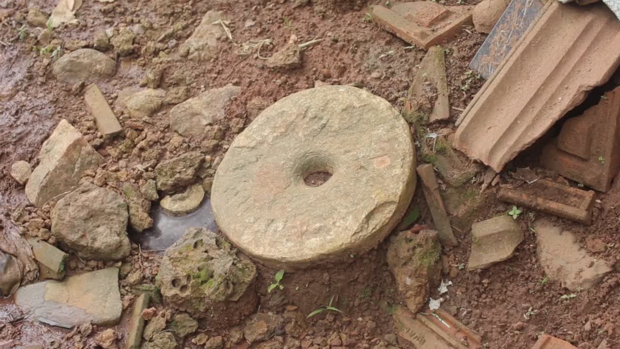 폭우 후 축축한 땅에 흩어져있는 건설 잔해