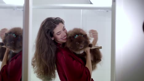 morenas juntas, hermosa joven y su amoroso perro compañero
