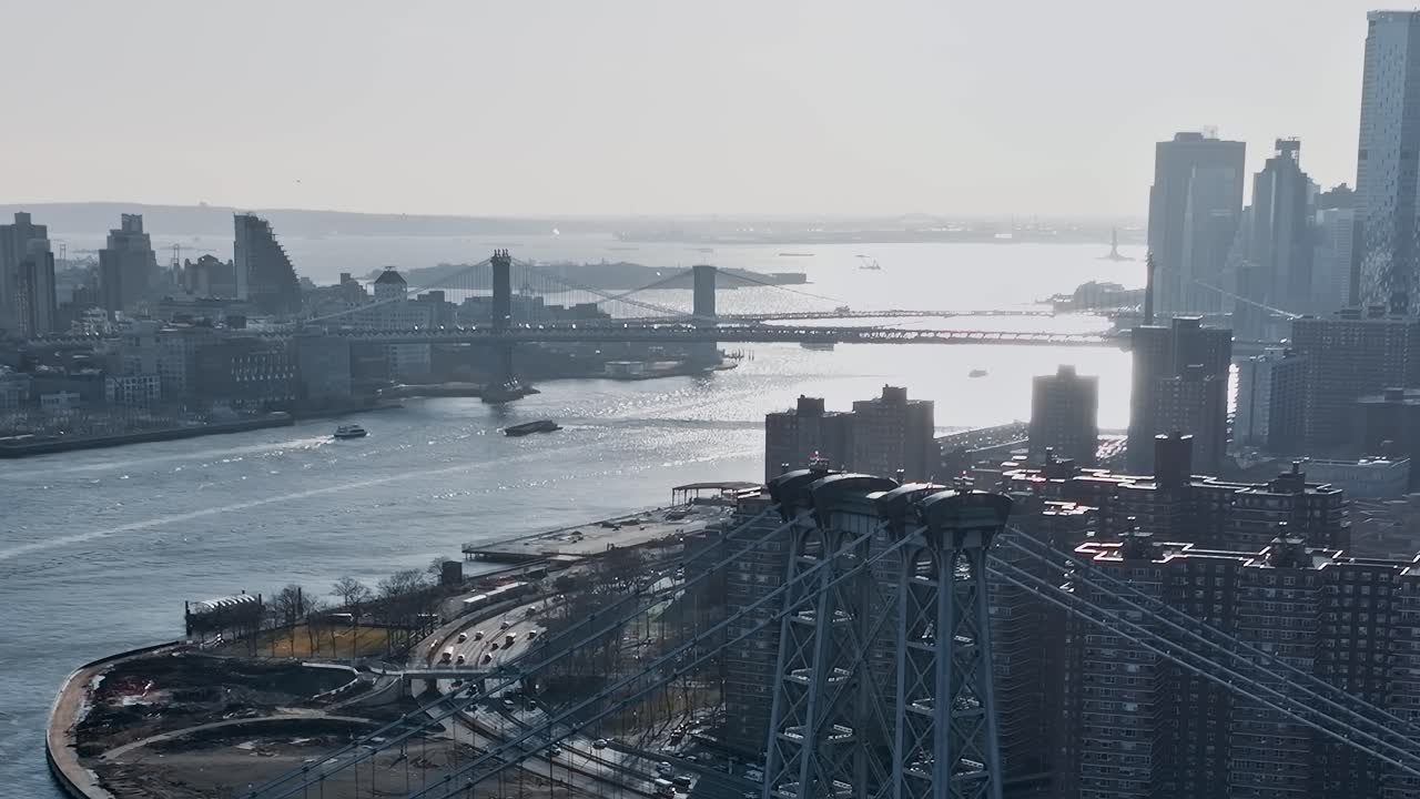 Veduta aerea di Domino Park e del lungomare della raffineria