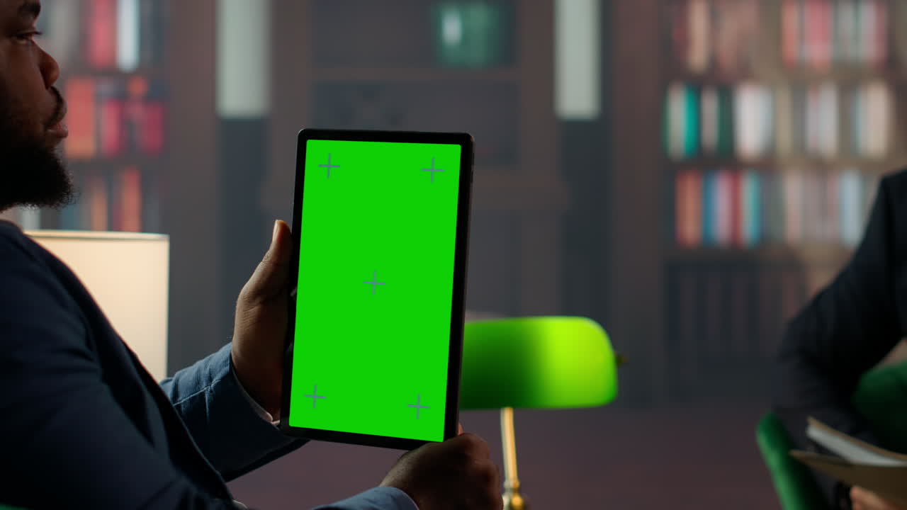 agentes secretos de la cia revisando varios papeles de evidencia junto a la pantalla de copia de espacio