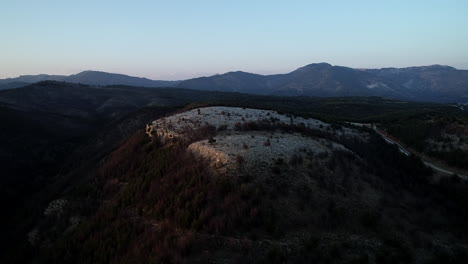 Volando-Junto-A-La-Cima-De-La-Colina-En-Thassos-Grecia