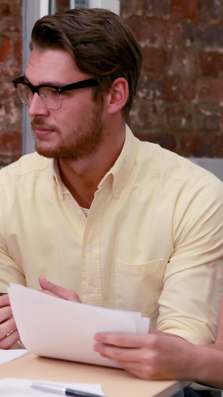 equipo de negocios casuales teniendo una reunión