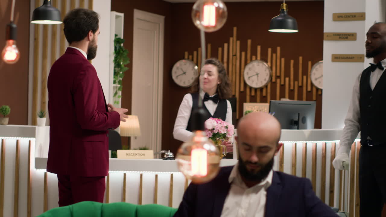 호텔 손님이 방으로 들어오고 있습니다.